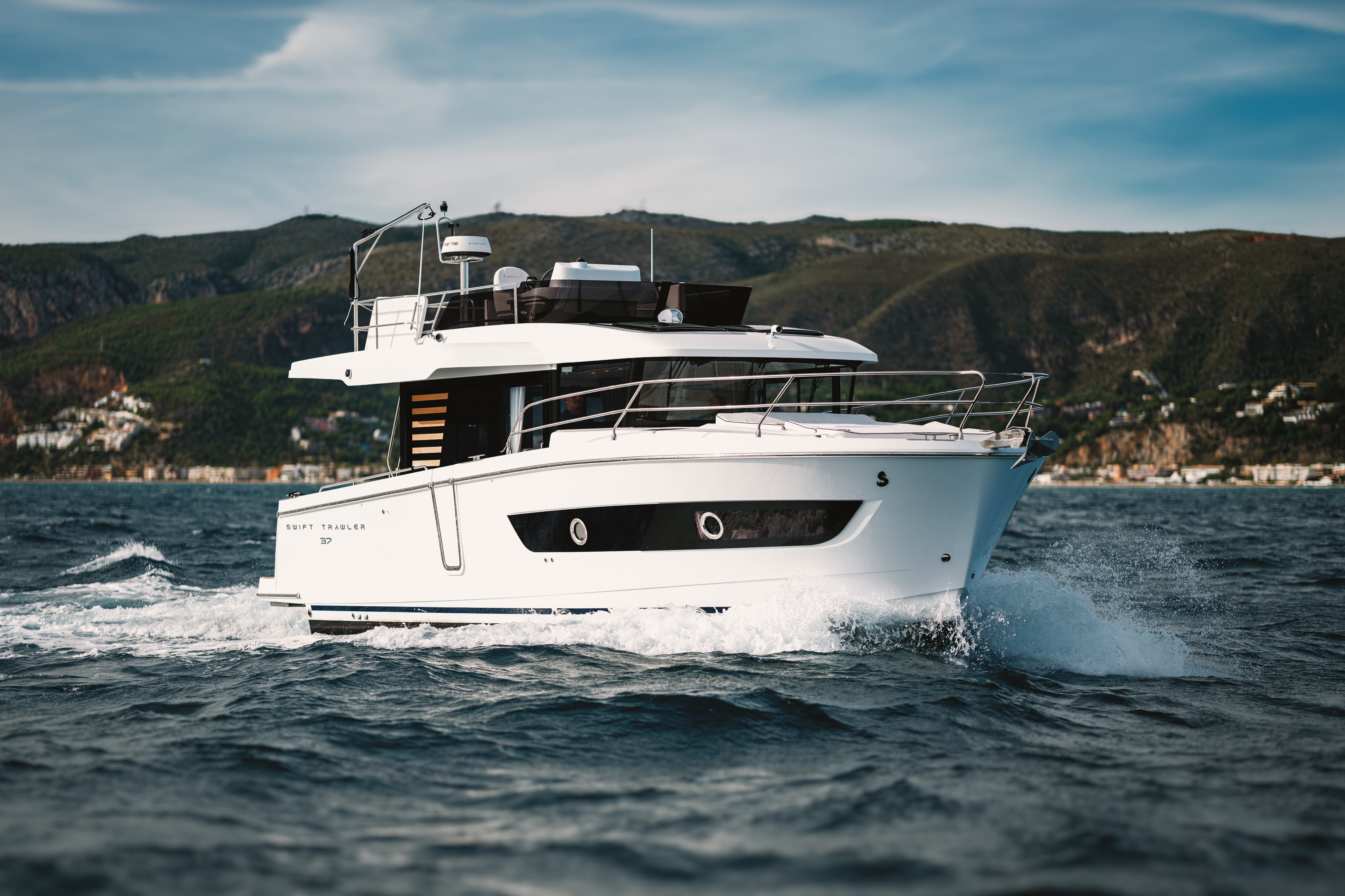 SWIFT TRAWLER 37 FLY - IMAGE - EXTERIOR